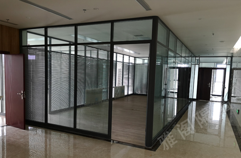 理想主义世界的办公玻璃隔断空间——西宁本地玻璃隔断厂家